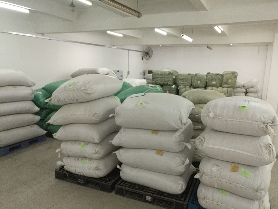 原料藥材倉(cāng)庫(kù)一角